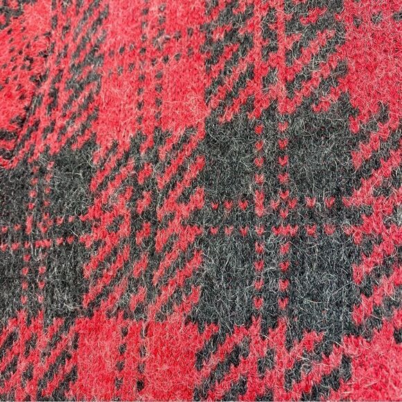 Castle Rock Crew Neck Long Sleeve Red Gray Plaid Sweater Size Medium - Picture 6 of 9
